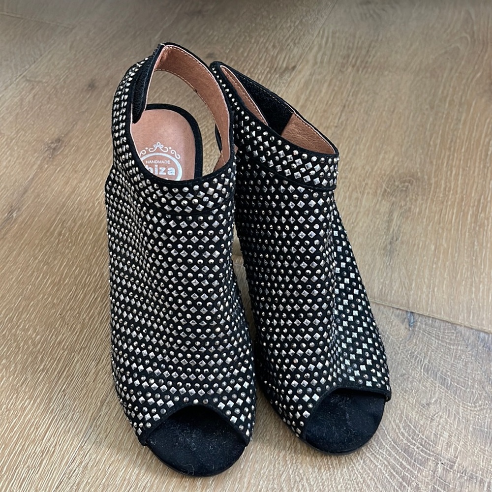 Suede and sequin heeled. Velcro sandals